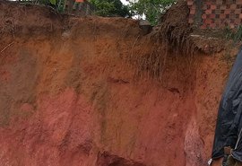 Parte de muro cede em condomínio do Jardim Petrópolis