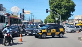 Funcionários do Hospital Veredas bloqueiam a Fernandes Lima em novo ato por falta de pagamento