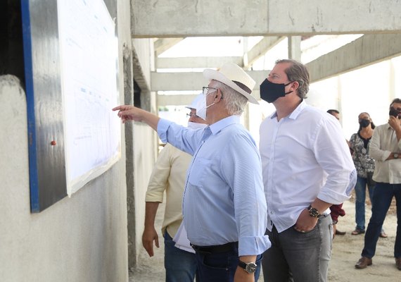 Prefeito Teófilo e o deputado federal Marx Beltrão visitam obras em Arapiraca