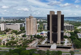 Projeta inflação abaixo de 5% em 2025 após 12 cortes consecutivos