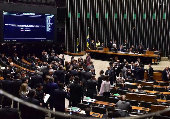 Com protestos, Câmara adia votação do Escola Sem Partido