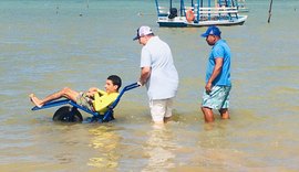 Cadeiras anfíbias garantem acessibilidade para turistas e população de Porto de Pedras