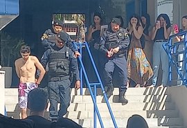 Jovem invade faculdade na Jatiúca, provoca correria entre alunos e é preso