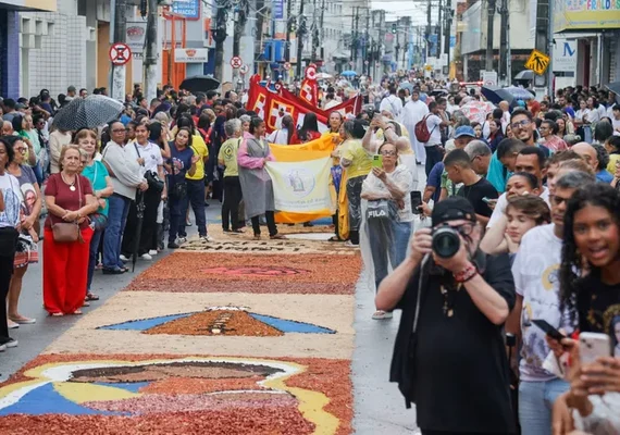Corpus Christi reúne fiéis em Maceió com missa, procissão e tapetes