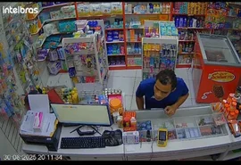 Vídeo: Homem assalta farmácia e ameaça funcionária no Benedito Bentes, em Maceió