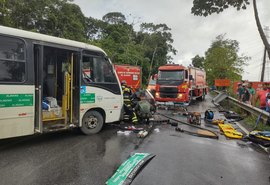 Homem fica preso em ferragens após colisão entre carro e micro-ônibus