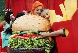 Taylor Swift, Katy Perry e outros famosos estrelam clipe de You Need To Calm Down