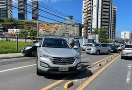 Vídeo: Motorista invade contramão e provoca acidente na Avenida Afrânio Lajes
