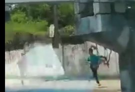Vídeo: homens são flagrados fugindo de van após assalto em frente a Ufal