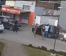 Vídeo: PF aborda suspeitos de compra de votos com R$ 300 mil na porta de banco em AL