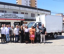 Associação de marisqueiras é beneficiada com entrega de transporte em Maceió