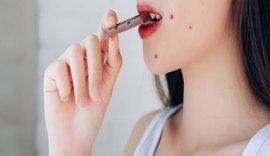 Chocolate causa espinha? Especialistas explicam relação entre dieta e acne
