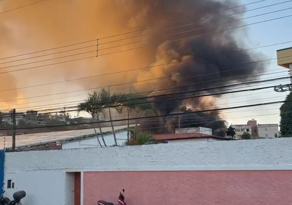 Incêndio atinge imóvel no bairro de Mangabeiras, em Maceió