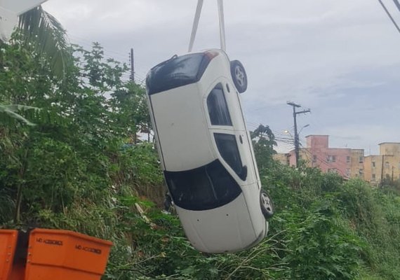 Laje desaba e carro fica preso em desmoronamento na 'Ladeira da Sococo'