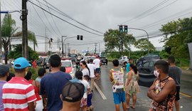 Ruas do Antares ficam alagadas e moradores fazem protesto por falta de pavimentação