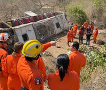 FOTOS: Corpo de Bombeiros divulga imagens do resgate do acidente em São José da Tapera