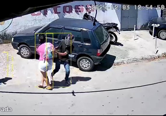 VÍDEO: Criminosos assaltam mulher no meio da rua no Feitosa, em Maceió