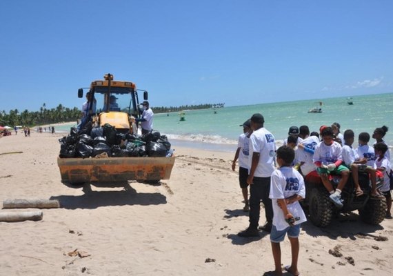 Mutirão retira 1 tonelada de lixo das praias de Porto de Pedras