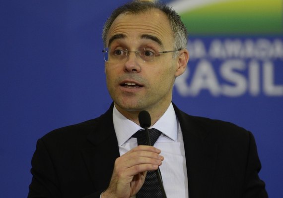 Bolsonaro oficializa indicação de André Mendonça ao STF