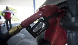 Governo corta impostos e anuncia subsídio para segurar preço do diesel