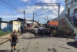 Moradores do Bom Parto fecham rua e cobram respostas sobre realocação