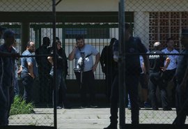 Merendeira ajudou a esconder 50 alunos durante ataque à escola