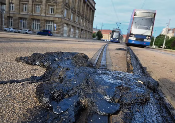 Calor extremo na Alemanha derrete asfalto e interrompe serviço de bondes