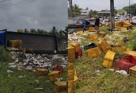Carreta tomba na BR-316 e causa lentidão em Maceió