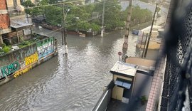 Ruas ficam alagadas e moradores ilhados após chuvas em Maceió nesta terça-feira (04)