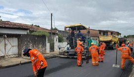 Serviços de pavimentação e drenagem são realizados em ruas da parte alta de Maceió