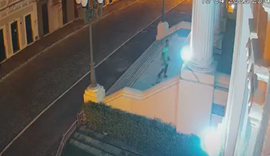 Furto de refletores na Associação Comercial é registrado por câmeras; veja vídeo