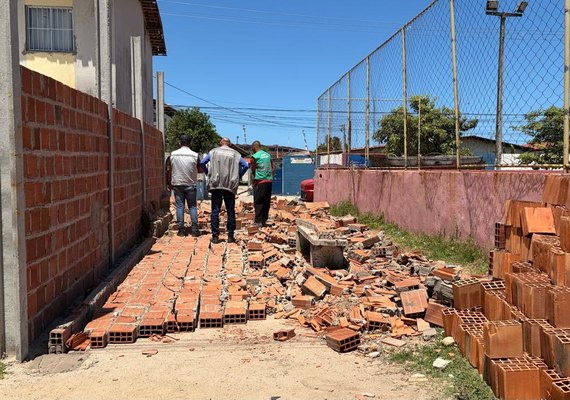 Fiscalização remove estruturas irregulares na parte baixa de Maceió