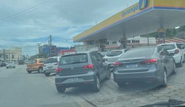 Motoristas formam filas em postos de Maceió; gasolina comum chega à R$ 7,00