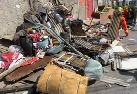 Moradora de rua é retirada de barraco improvisado em Maceió