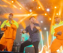 Vídeo: Garis roubam a cena e sobem no palco de Dennis DJ e Wesley Safadão, no Verão Massayó