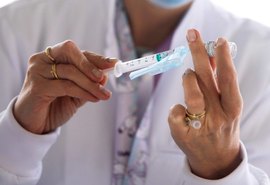 Prazo para médicos e enfermeiros dos EUA se vacinarem para não perderem emprego termina nesta segunda-feira (27)