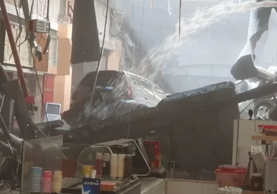 Vídeo flagra momento em que teto de shopping cai com veículos em SP