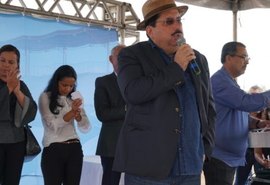 Prefeito Gilberto Gonçalves comemora início da construção de escolas estaduais