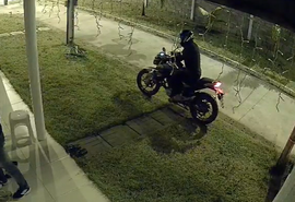 VÍDEO: Dupla armada invade condomínio e assalta residência na Cidade Universitária