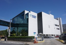 Após 4 meses, JHC mantém 'fake' sobre Albert Einstein e HC nas redes sociais