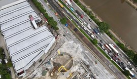 Explosão em drenagem na cratera do metrô de SP deixa funcionários feridos