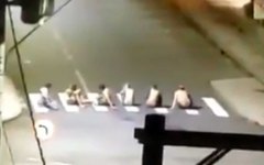 Quadrilhausou reféns para bloquear ruas em Criciúma e bloquear a aproximação da polícia — Foto: Reprodução 