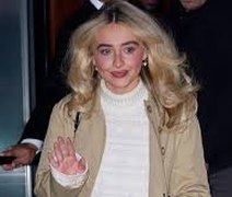 Sabrina Carpenter consegue proteção judicial após caso de stalking