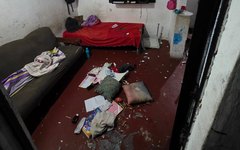 Suspeito destruiu objetos em sua residência em ameaça a sua esposa, e precisou ser contido por populares
