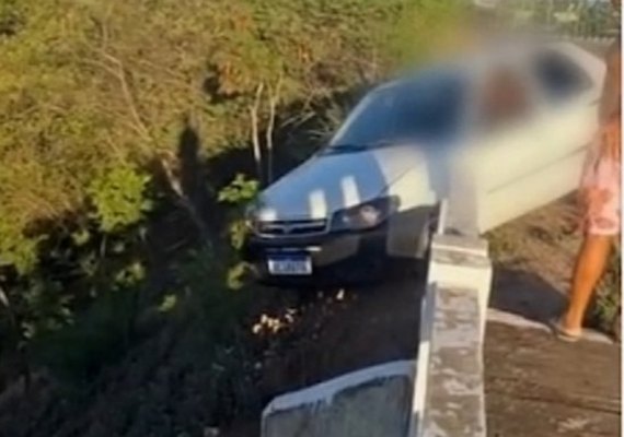 Carro perde controle e fica à beira de ribanceira em rodovia