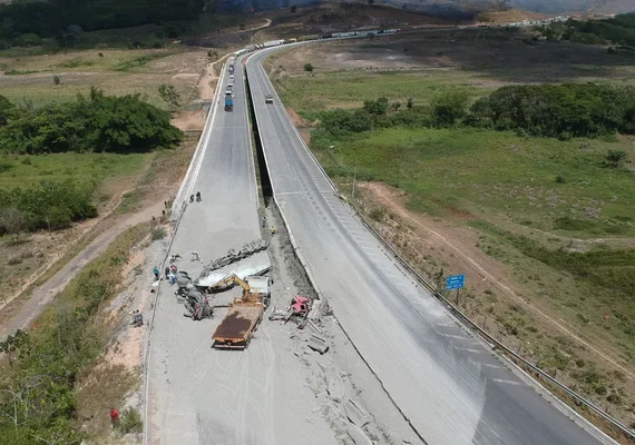 Motorista morre após caminhão-tanque tombar em trecho da BR-101