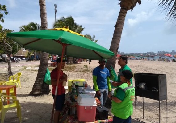 Educadores orientam ambulantes sobre limpeza na orla