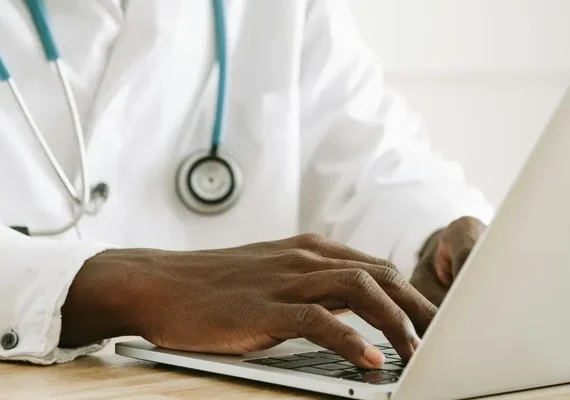Médico é condenado a 40 anos após pacientes perderem a visão em cirurgias