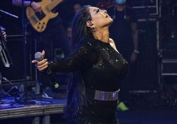 Cantora da Calcinha Preta é internada na UTI e faz hemodiálise