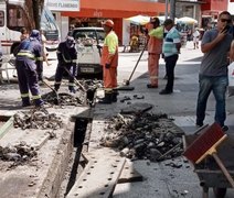 Prefeitura retira quatro toneladas de lixo de canaletas de drenagem na Rua do Comércio